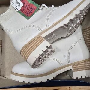 Chic White Heeled Boots